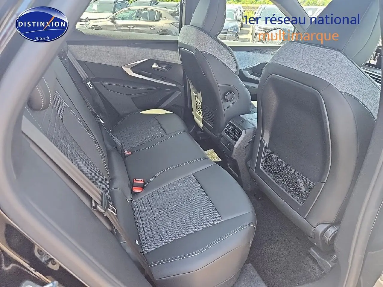 Vue intérieure arrière du Peugeot 3008 1.2 hybrid 145 GT noir, sièges en tissu et cuir avec surpiqûres contrastées.
