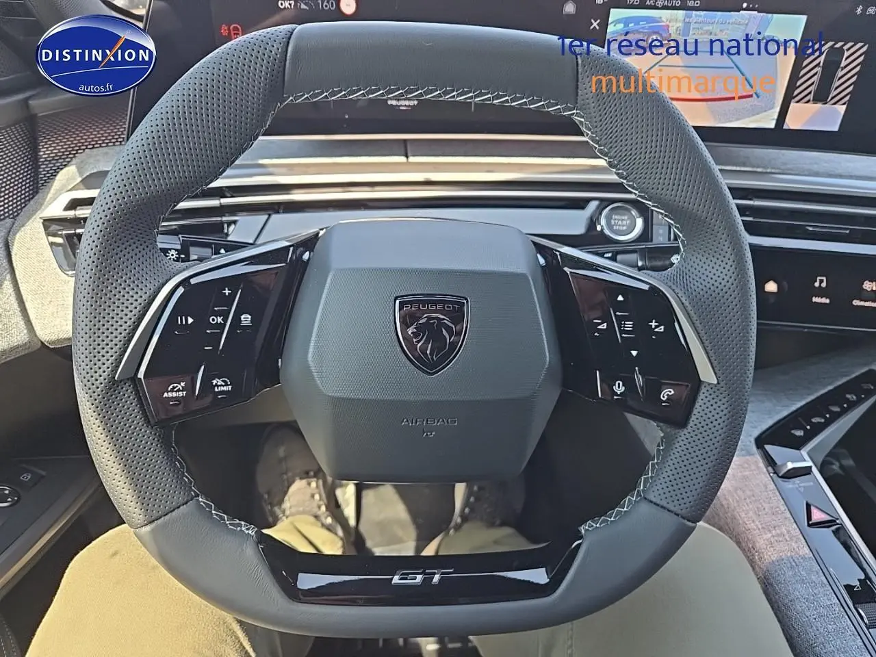 Vue rapprochée du volant cuir perforé noir avec logo Peugeot et inscription GT du Peugeot 3008 1.2 hybrid 145 GT.