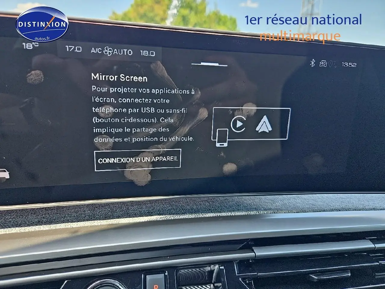Écran tactile central du tableau de bord du Peugeot 3008 noir, affichant la fonction Mirror Screen.