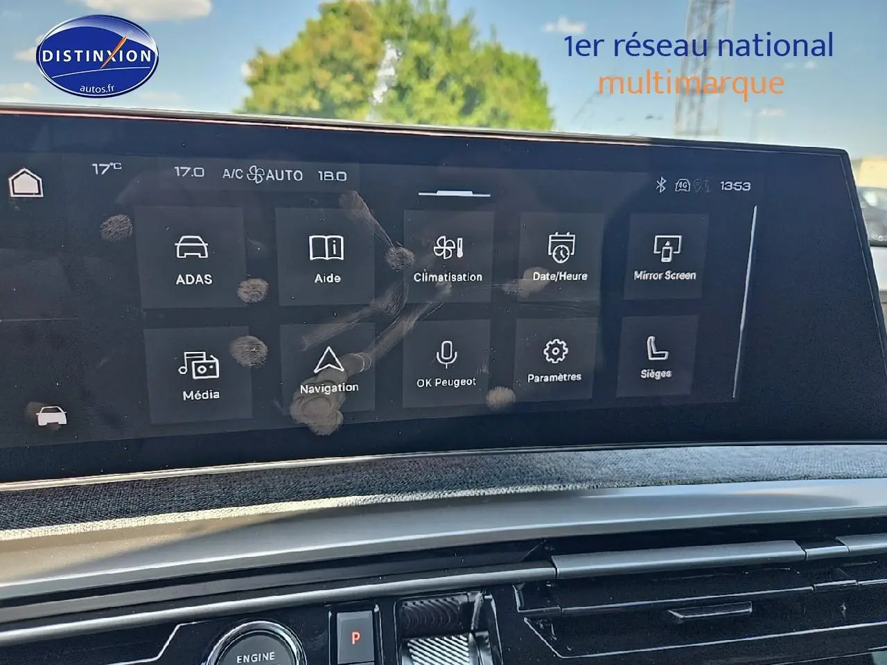 Vue rapprochée de l'écran tactile central du Peugeot 3008 noir, affichant les menus de navigation et climatisation.