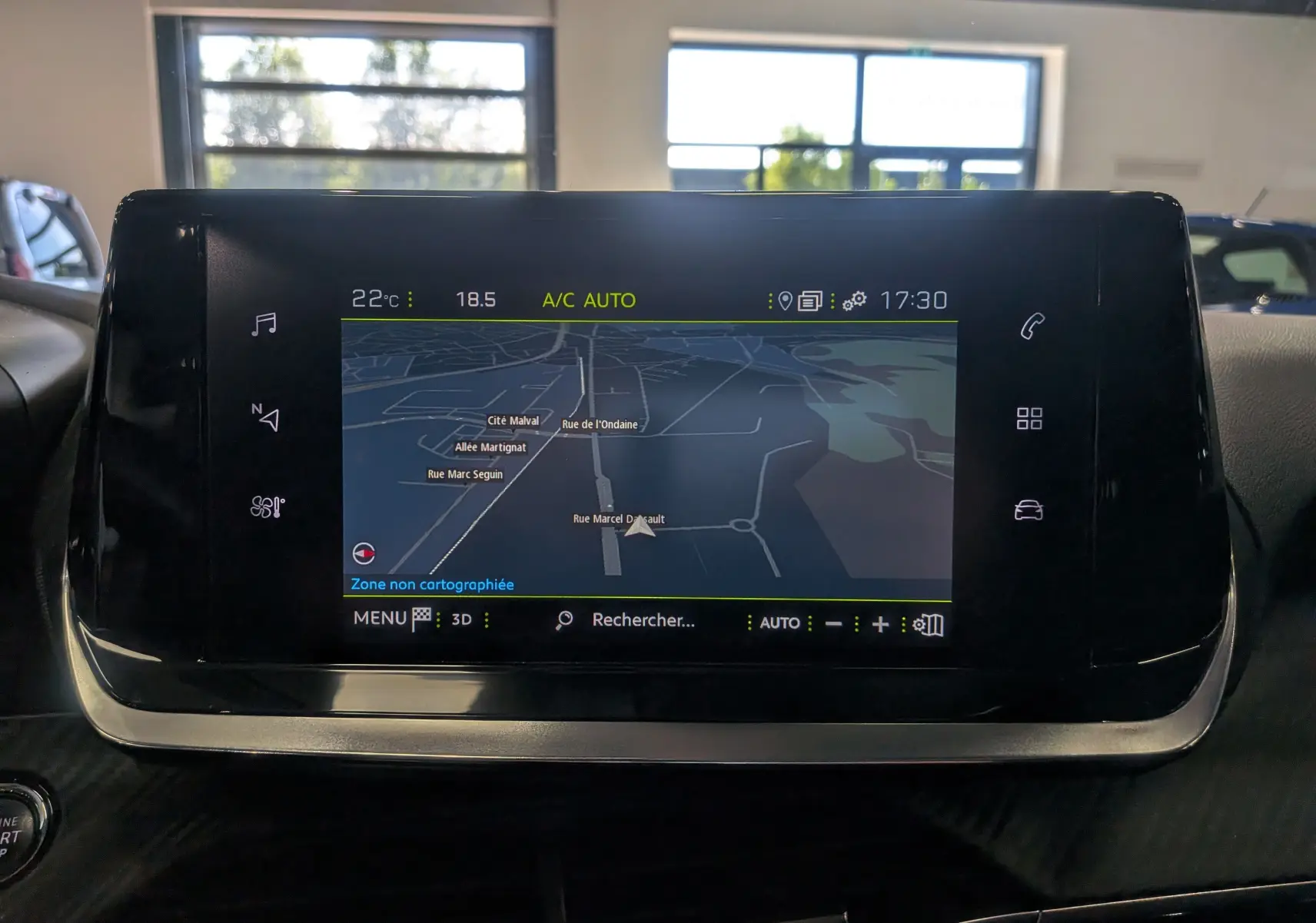 Écran tactile central du tableau de bord du Peugeot 2008 2021 affichant la navigation GPS en intérieur.