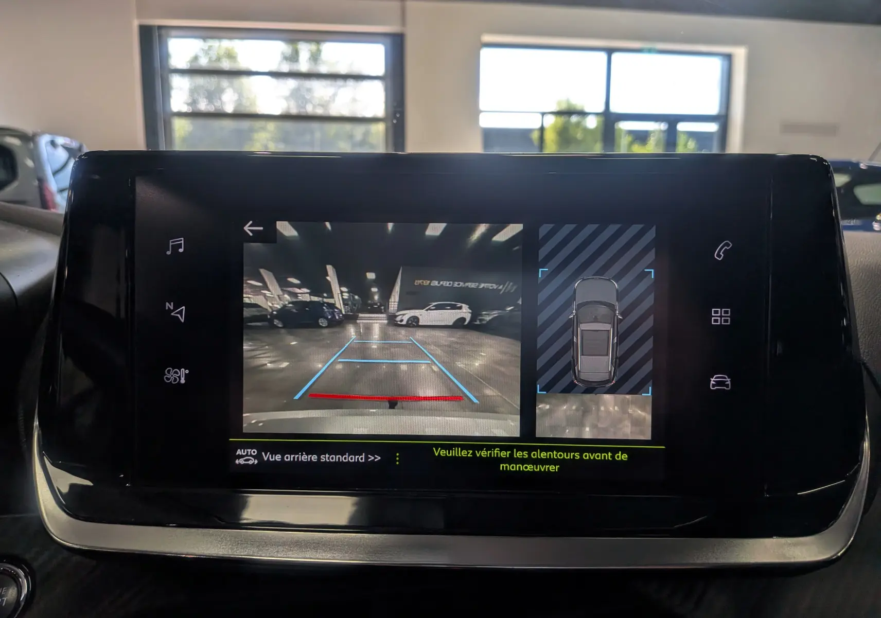 Écran central du Peugeot 2008 PureTech 100 ch Allure 2021 montrant la caméra de recul et l'affichage 360° en intérieur.