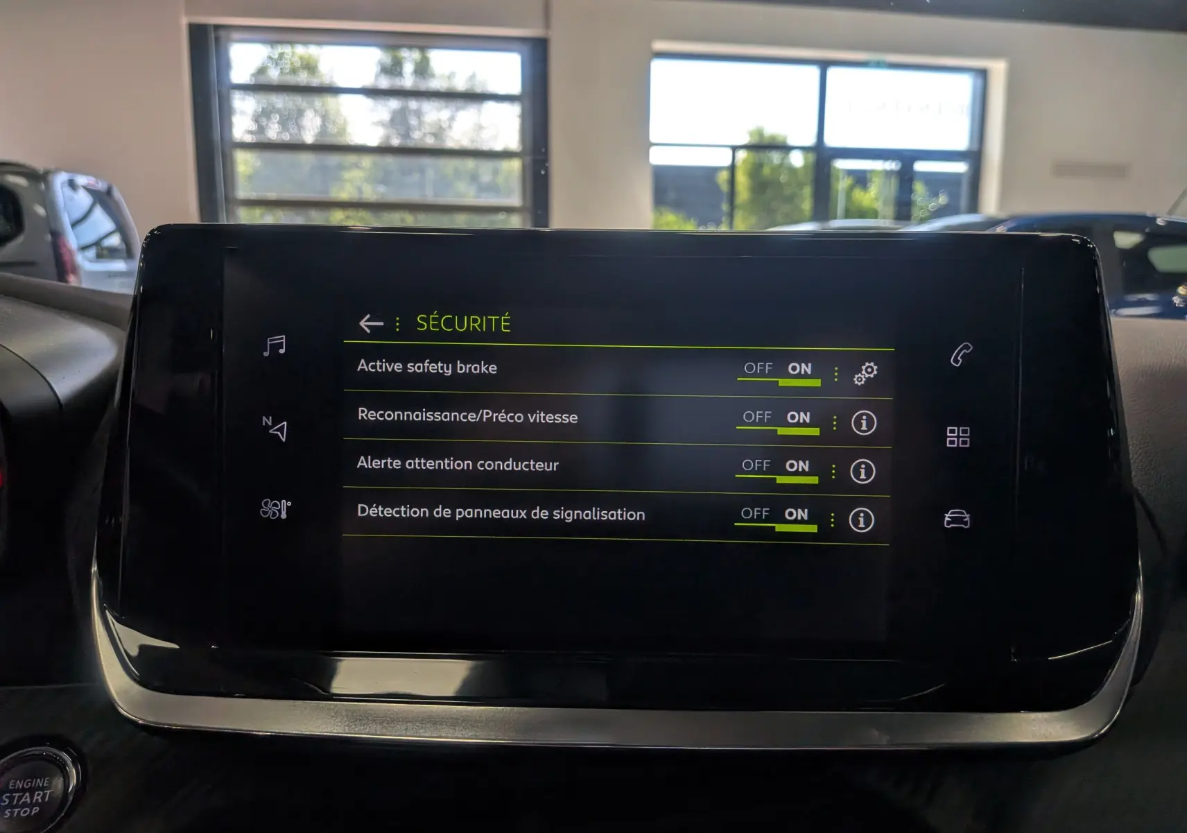 Écran tactile central du Peugeot 2008 gris Artense montrant les réglages de sécurité activés, vue intérieure frontale.