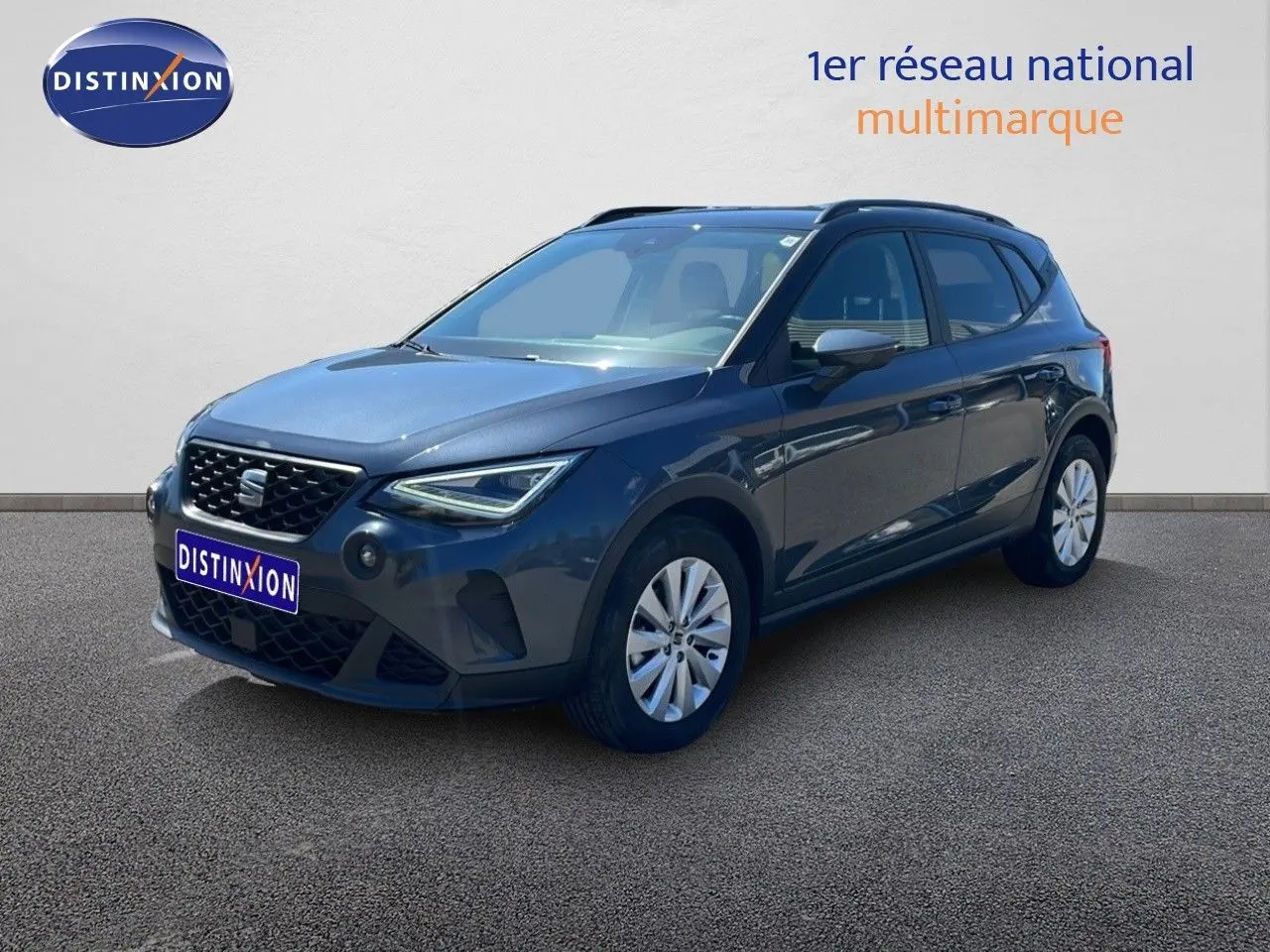 SEAT Arona 2025 gris Magnetic Metal avec toit noir, vue 3/4 avant droit sur fond neutre.