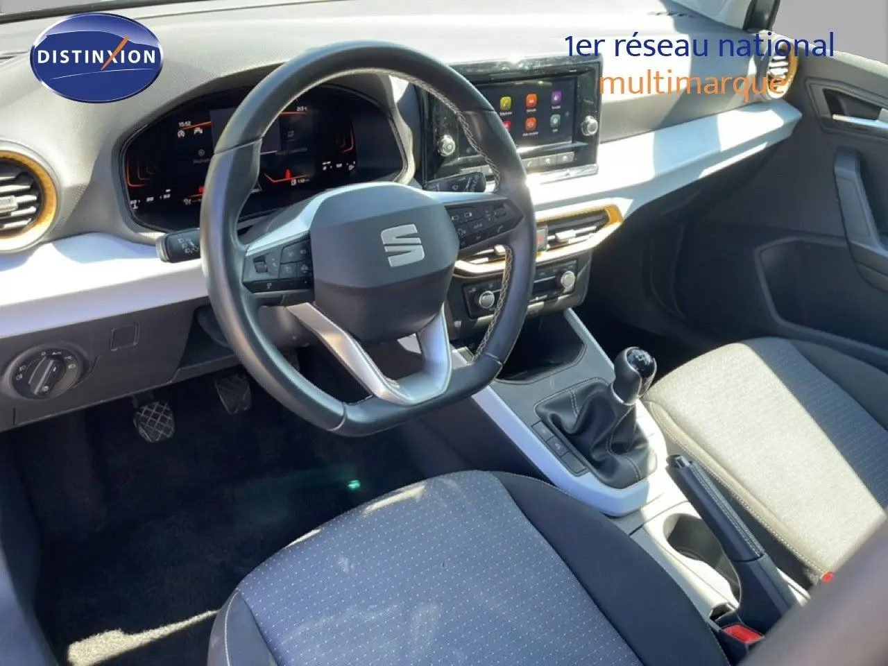 Intérieur avant droit du SEAT Arona gris Magnetic, volant cuir multifonction et boîte manuelle visible.