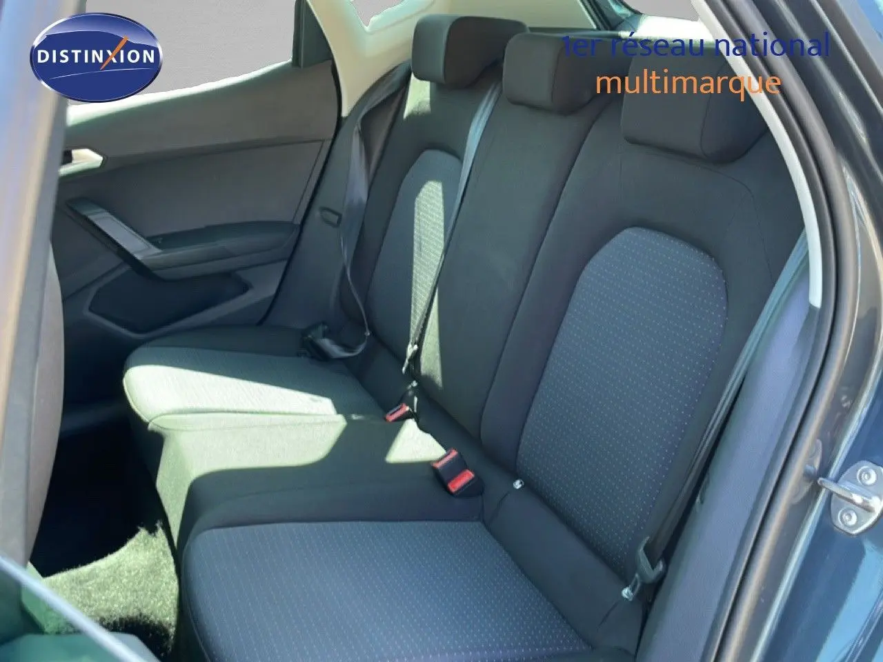 Vue intérieure côté droit des sièges arrière en tissu gris foncé du SEAT Arona 2025, porte ouverte.