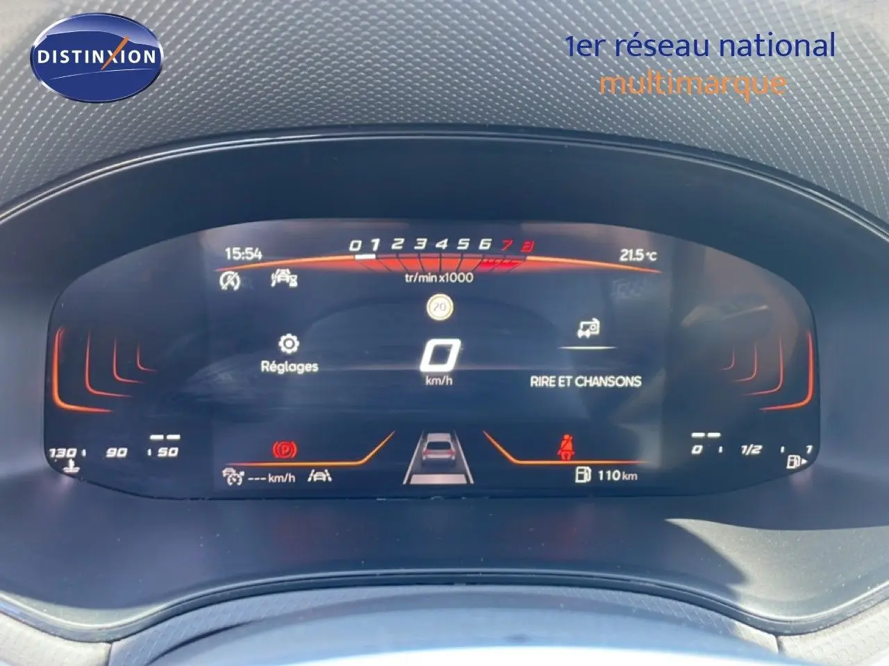 Affichage numérique du tableau de bord de la SEAT Arona 2025, montrant la vitesse, régime moteur et alertes en vue frontale.