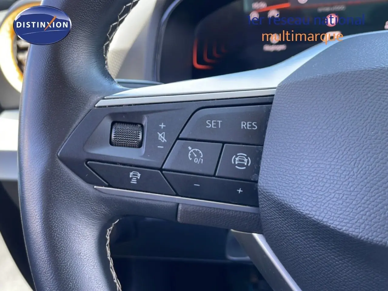Gros plan sur les commandes au volant en cuir noir du SEAT Arona 2025, version Style Special Edition.