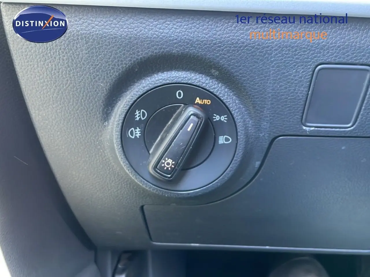 Gros plan sur la molette de réglage des phares du SEAT Arona 2025, intérieur noir texturé.