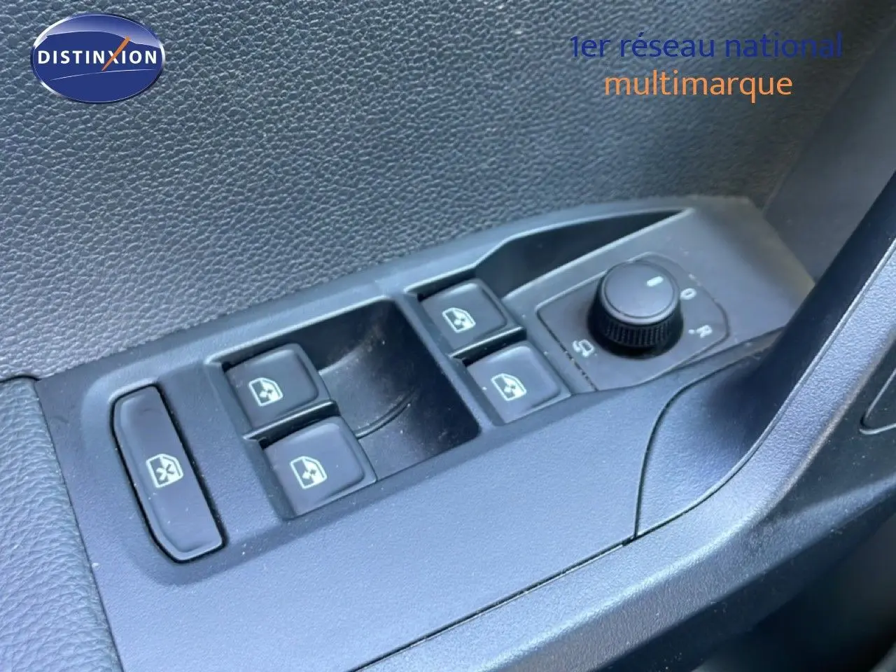 Gros plan sur les commandes de lève-vitres et réglage des rétroviseurs côté conducteur du SEAT Arona gris Magnetic Metal.