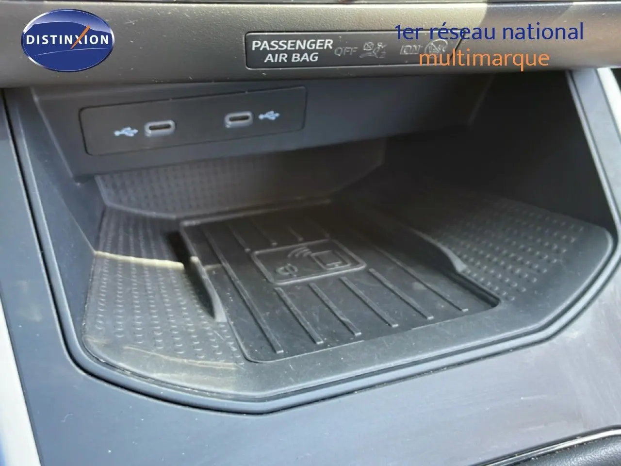 Gros plan sur la zone de recharge sans fil et ports USB dans l'habitacle du SEAT Arona 2025 gris Magnetic Metal.