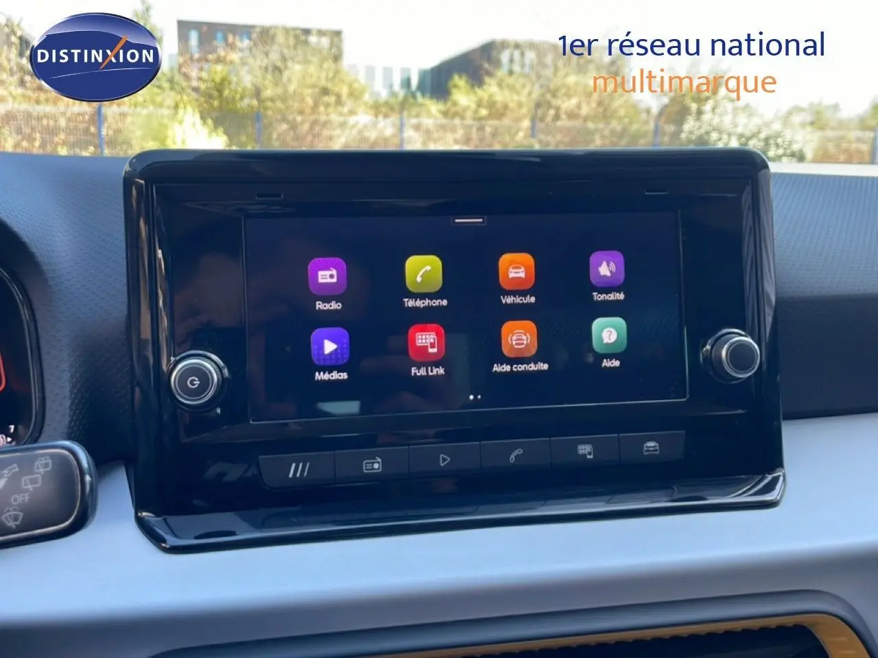Écran tactile central de la SEAT Arona 2025, affichant les options multimédias et d’aide à la conduite, intérieur gris noir.