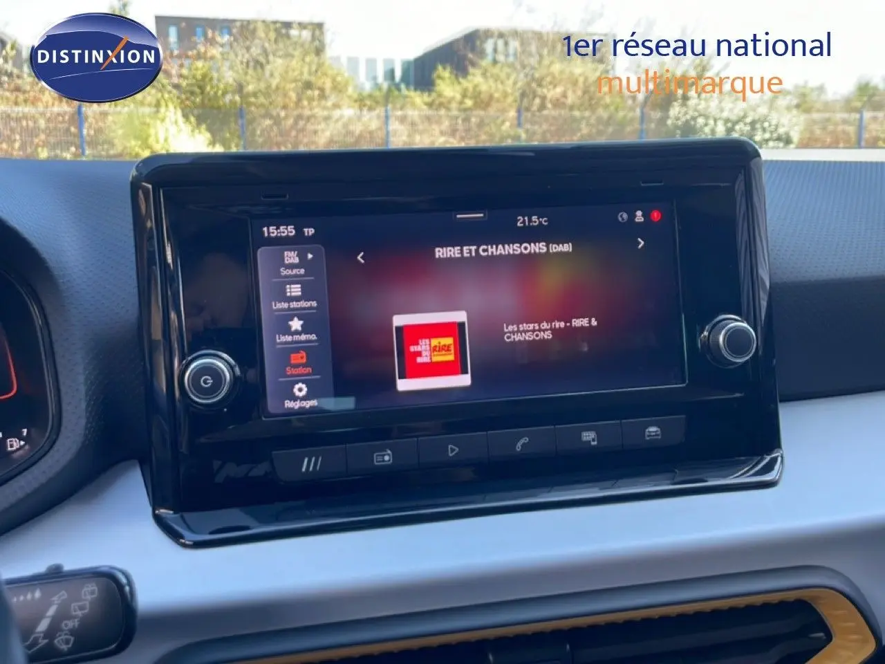 Écran tactile central du tableau de bord du SEAT Arona 2025, affichant une station radio, avec intérieur gris et noir.