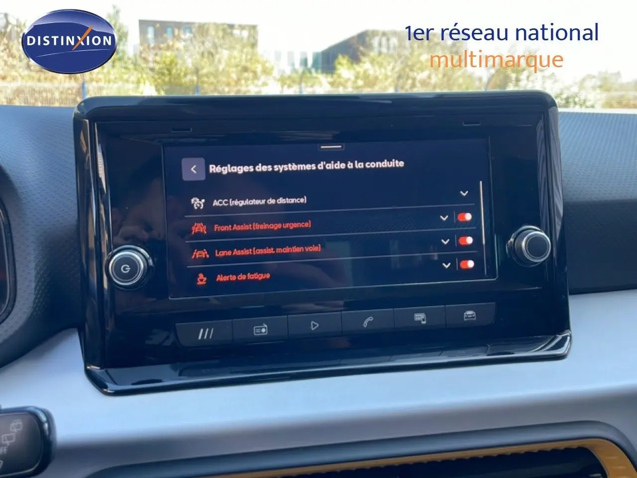 Vue intérieure centrée sur l'écran tactile du tableau de bord du SEAT Arona 2025, affichant les aides à la conduite.