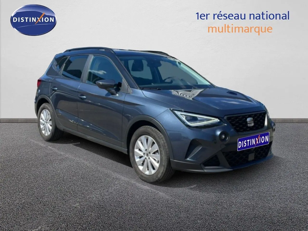 SEAT Arona 2025 gris Magnetic Metal avec toit noir, vue 3/4 avant côté gauche sur fond neutre.