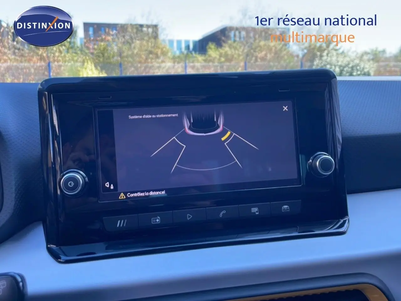 Écran tactile du système d’aide au stationnement du SEAT Arona gris Magnetic Metal avec toit noir, vue intérieure frontale.