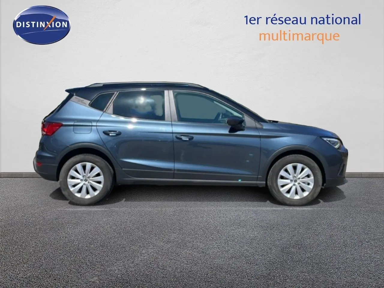 Vue de profil côté gauche d'un SEAT Arona gris Magnetic Metal avec toit noir, roues 16 pouces et lignes dynamiques.