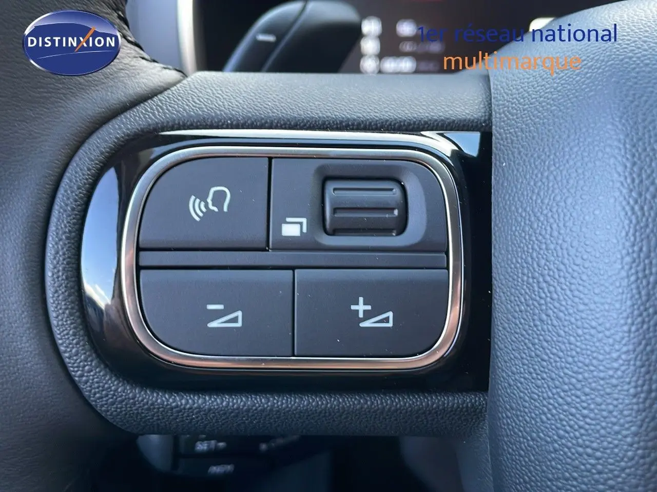 Gros plan sur les commandes de volume et téléphone au volant du Citroën C5 Aircross noir Perla Metal, intérieur moderne.