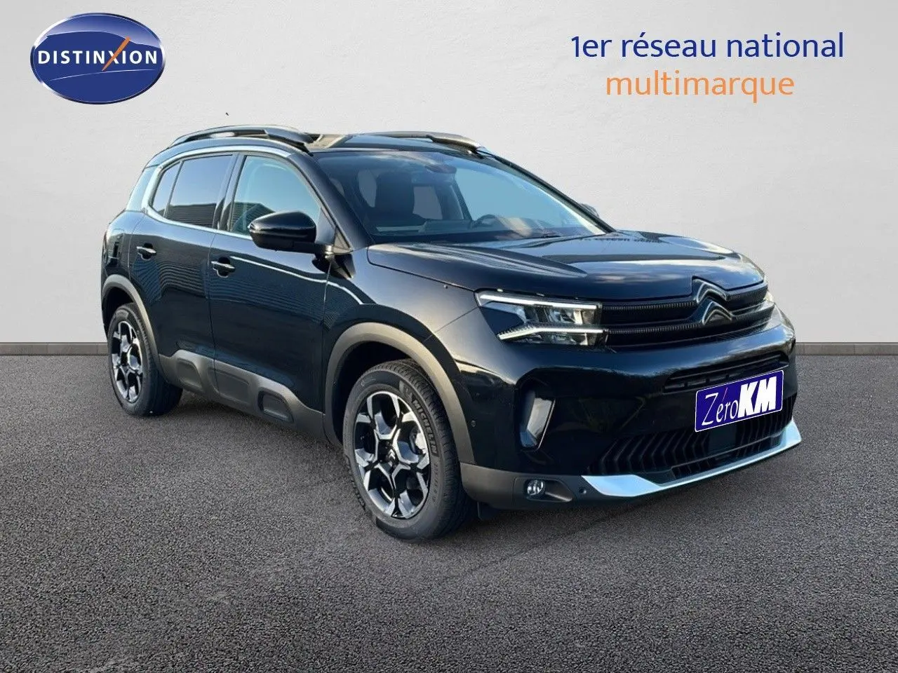 Citroën C5 Aircross noir perla metal en 3/4 avant droit, SUV compact avec jantes bi-ton et barres de toit.