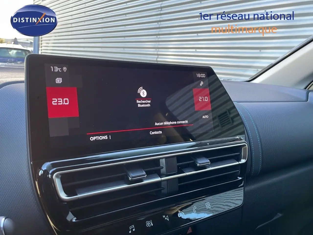 Vue intérieure du tableau de bord du Citroën C5 Aircross 2025, écran tactile affichant la climatisation et la connexion Bluetooth.