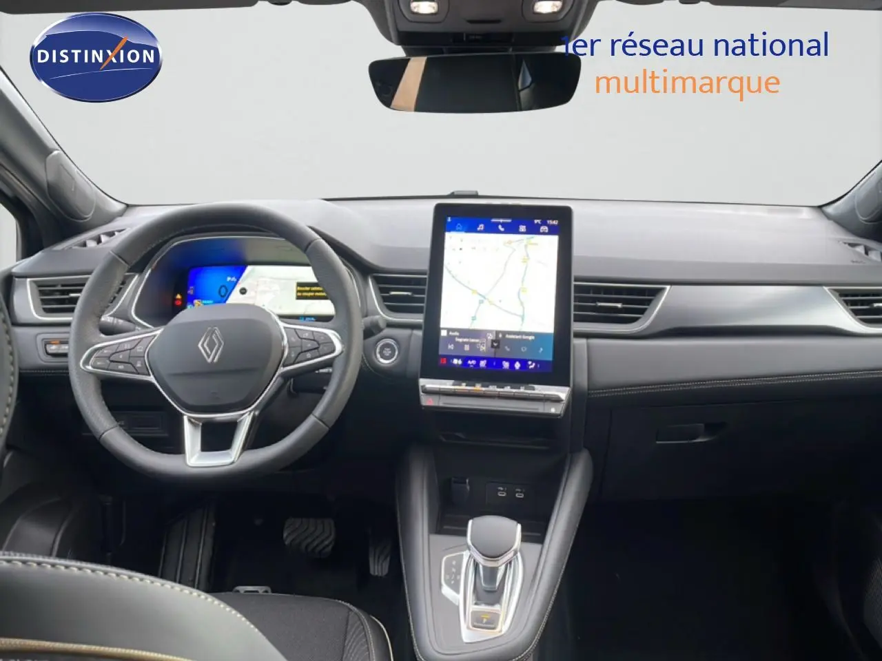 Intérieur noir du Renault Symbioz 2025, vue frontale du tableau de bord avec écran tactile central et volant multifonction.