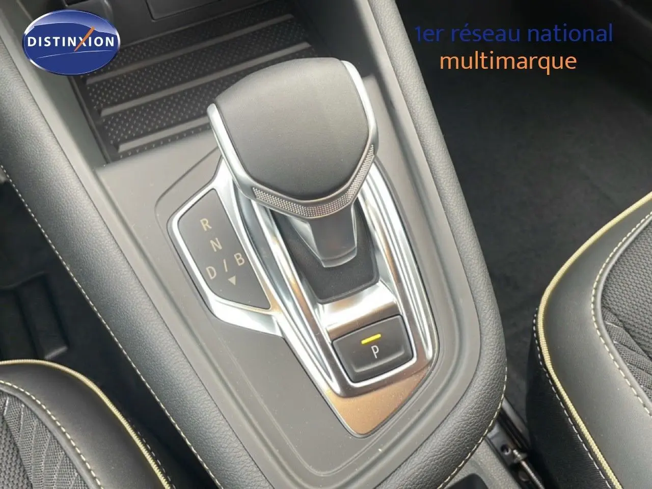 Le levier de vitesses automatique noir et chrome de la Renault Symbioz 1.6 E-TECH hybride vu en gros plan intérieur.