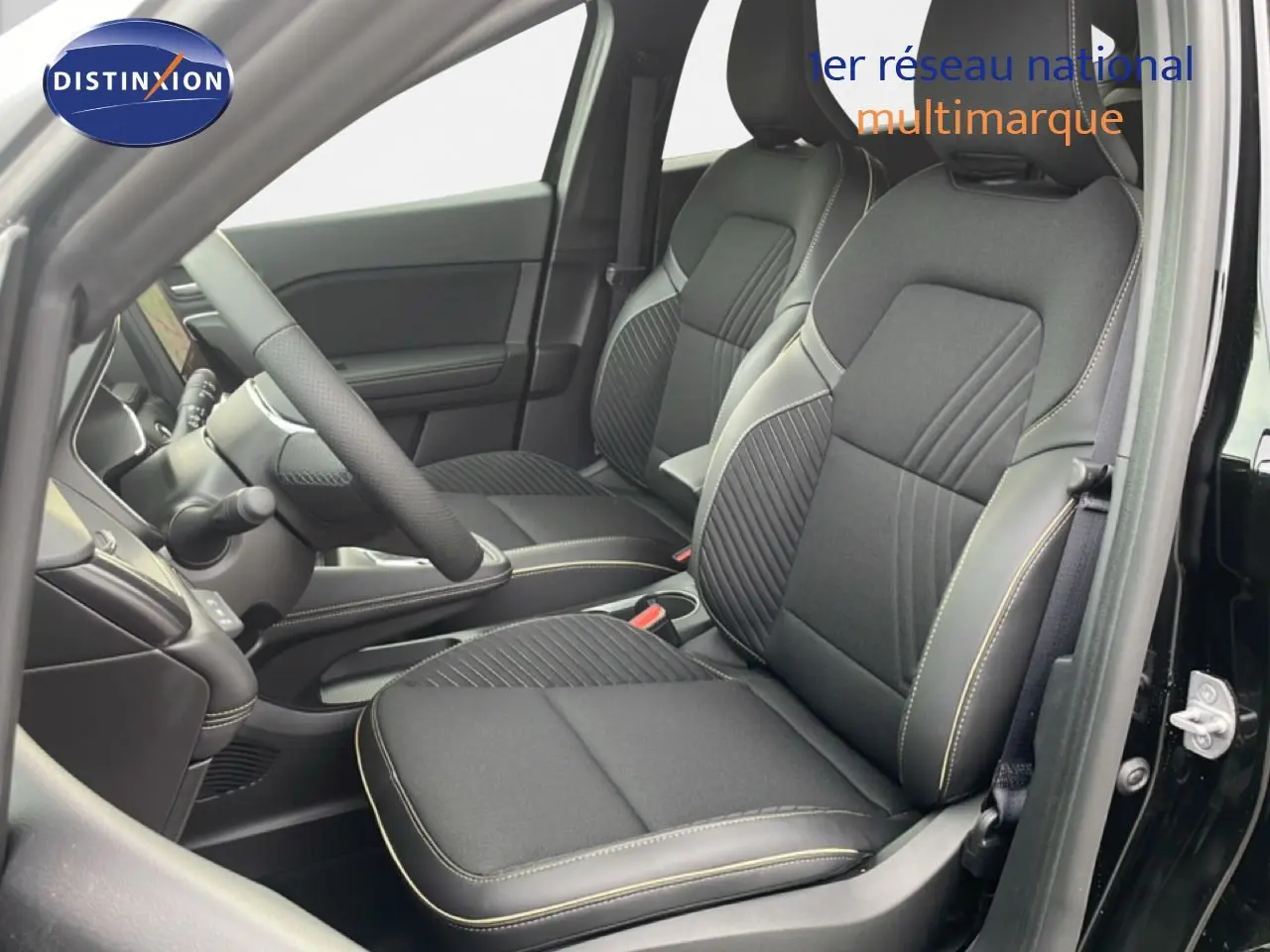 Vue intérieure côté gauche montrant les sièges avant noirs étoile métal avec surpiqûres contrastées du Renault Symbioz 2025.