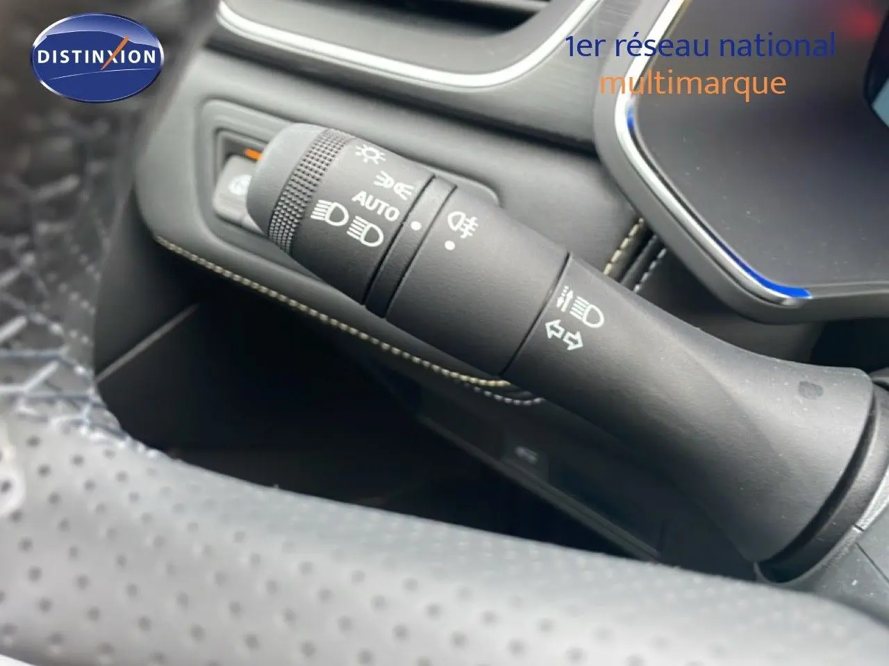 Gros plan sur la manette des feux et clignotants dans l'habitacle noir du Renault Symbioz 2025.