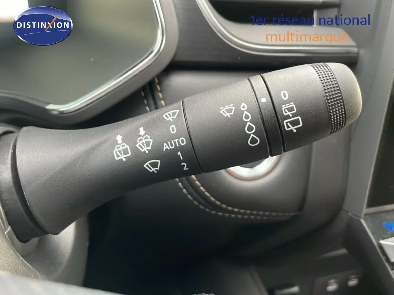 Gros plan sur la commande des essuie-glaces du Renault Symbioz 2025, intérieur noir avec coutures contrastées.