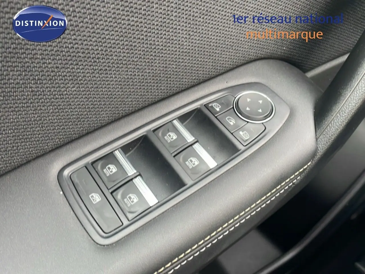 Commande des vitres électriques et réglage des rétroviseurs sur la portière côté gauche d'une Renault Symbioz noire de 2025.