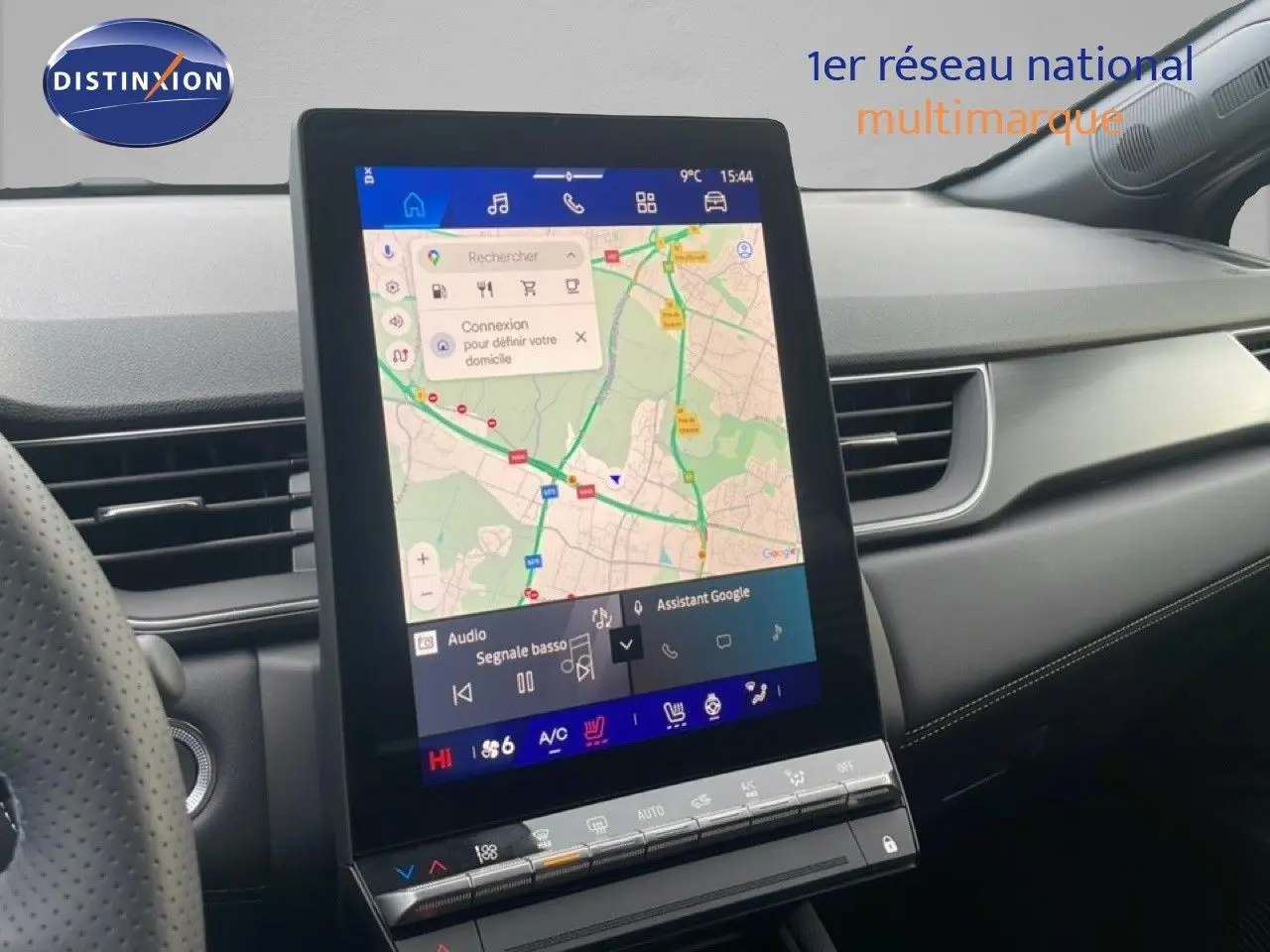 Intérieur du Renault Symbioz 2025, vue du tableau de bord avec écran tactile vertical affichant la navigation GPS.