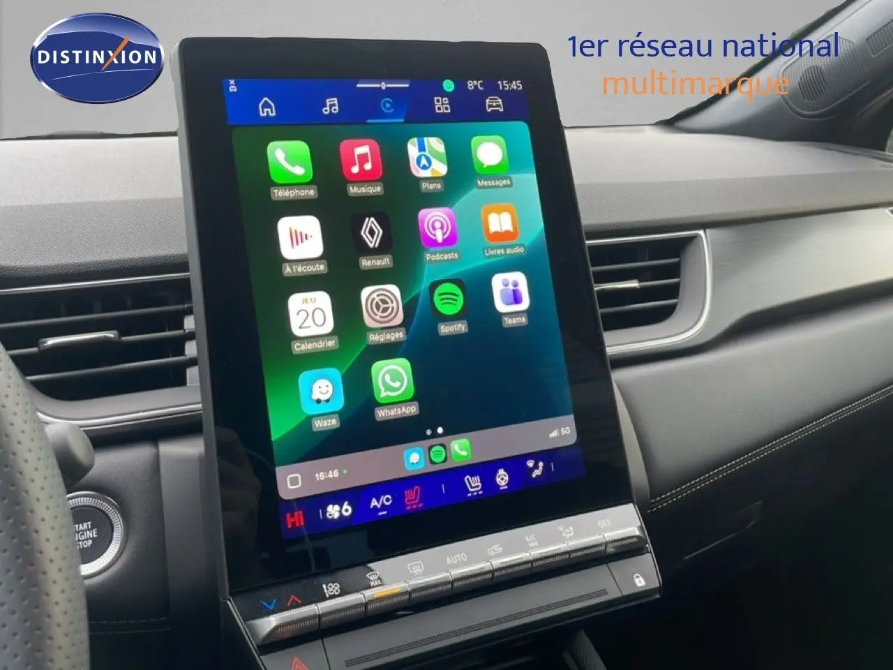 Tableau de bord du Renault Symbioz 2025 avec écran tactile vertical et finition intérieure noire élégante.