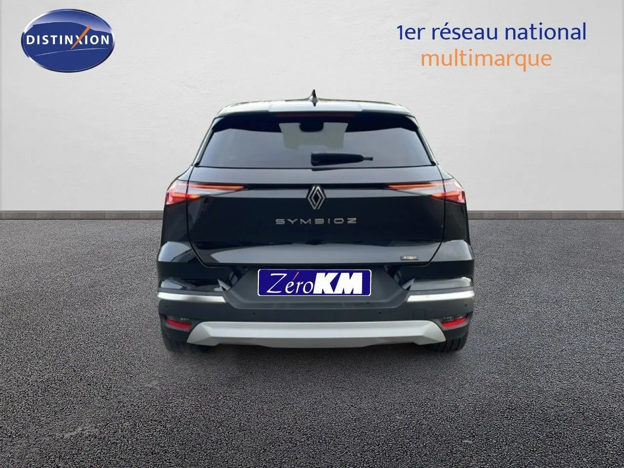 Vue arrière du Renault Symbioz noir étoile métal, soulignant ses feux LED fins et sa silhouette moderne.