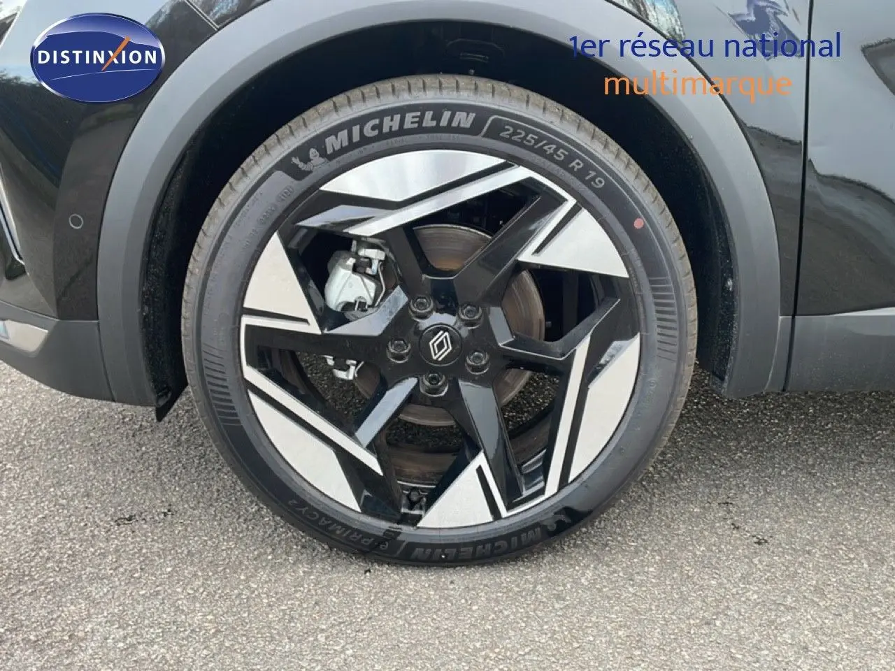 Gros plan sur la roue avant gauche noire étoile métal du Renault Symbioz 2025 avec jante bicolore distinctive.