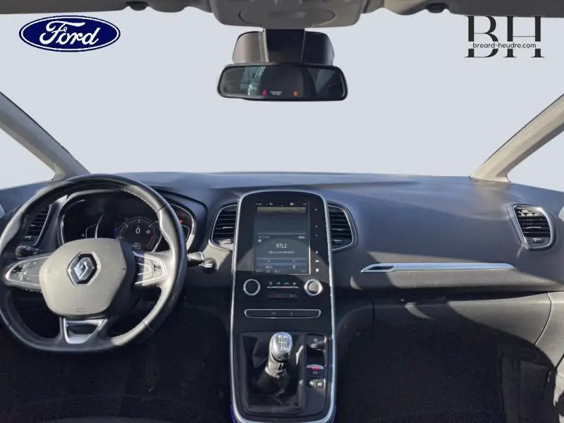 Vue intérieure du tableau de bord et volant cuir noir du Renault Scenic 1.6 dCi 130ch energy Intens avec écran tactile vertical.