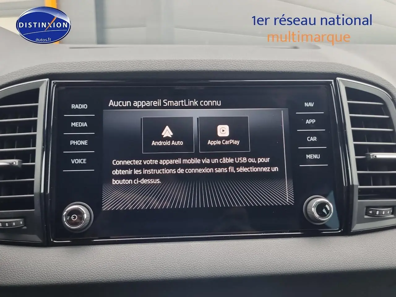 Écran tactile central du tableau de bord du Skoda Karoq noir 2025 affichant options Android Auto et Apple CarPlay.