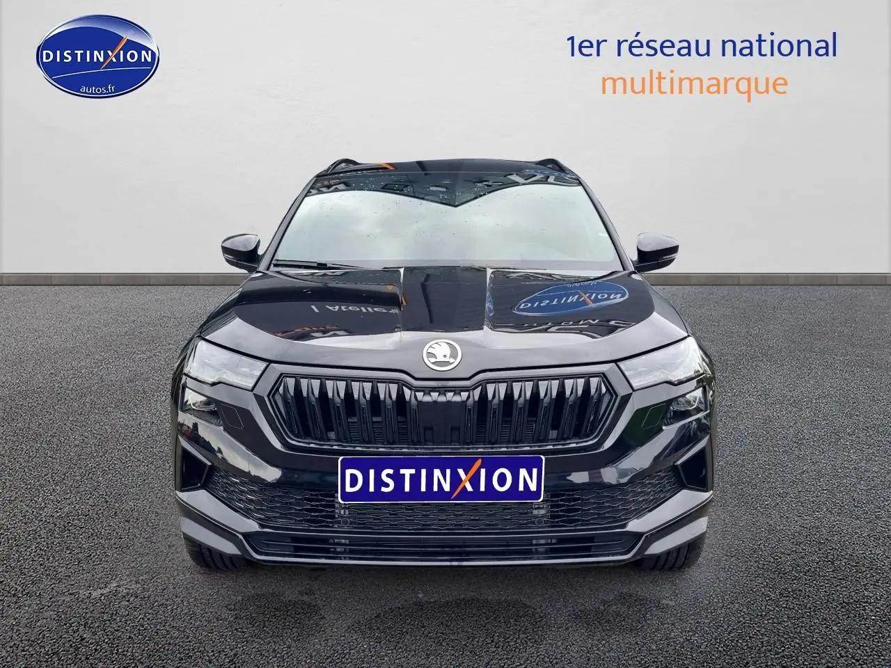 Vue frontale d’un Skoda Karoq noir 2025 avec calandre noire et logo chromé bien visible.