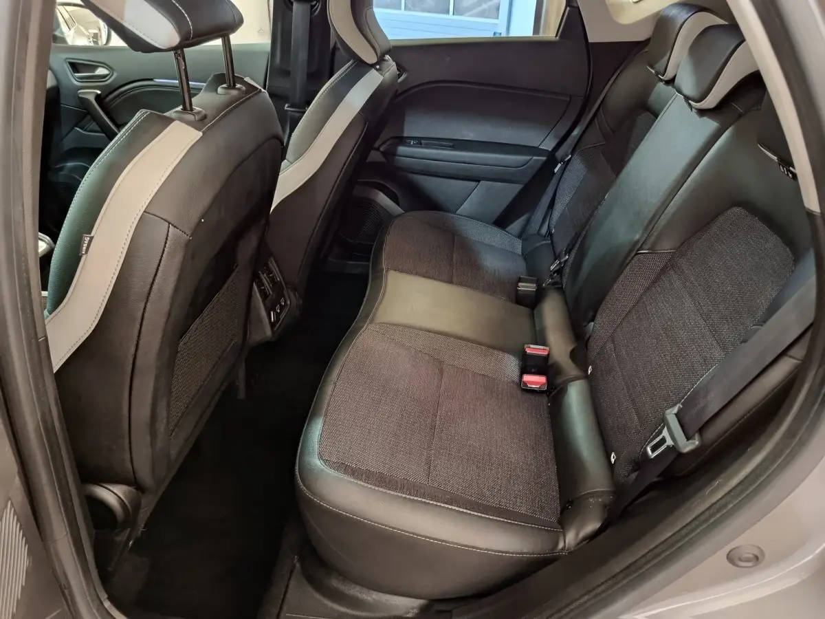 Vue intérieure côté gauche des sièges arrière gris foncé du Renault Captur Techno TCe 90 2024 avec banquette 3 places.