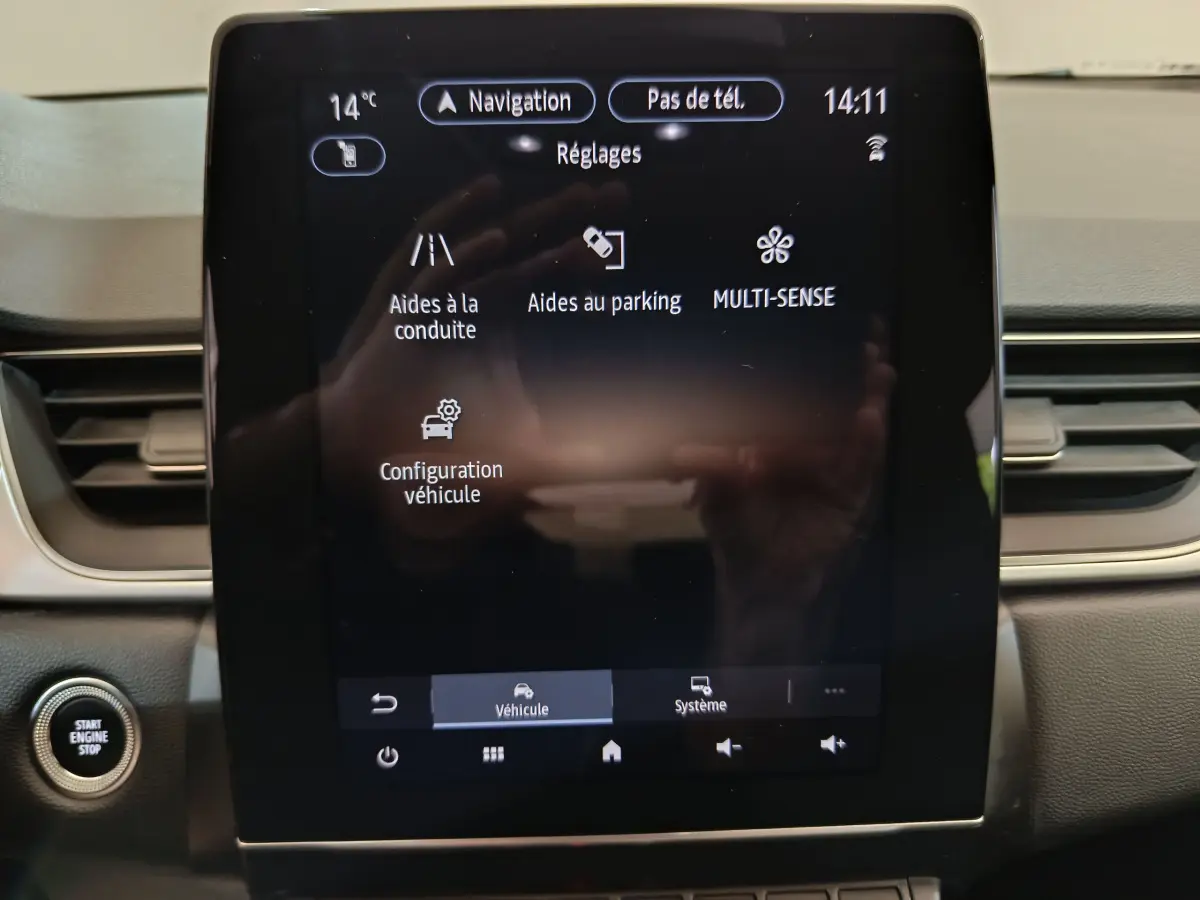 Écran tactile central du Renault Captur gris foncé 2024 affichant les réglages d’aides à la conduite et parking.