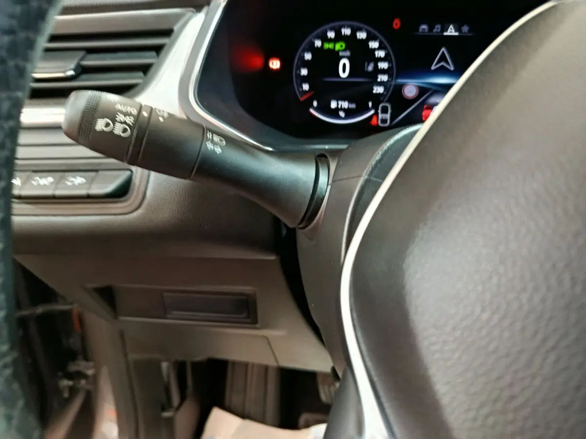 Gros plan sur le volant multifonctions et le combiné d'instruments numérique du Renault Captur gris foncé, version 2024.