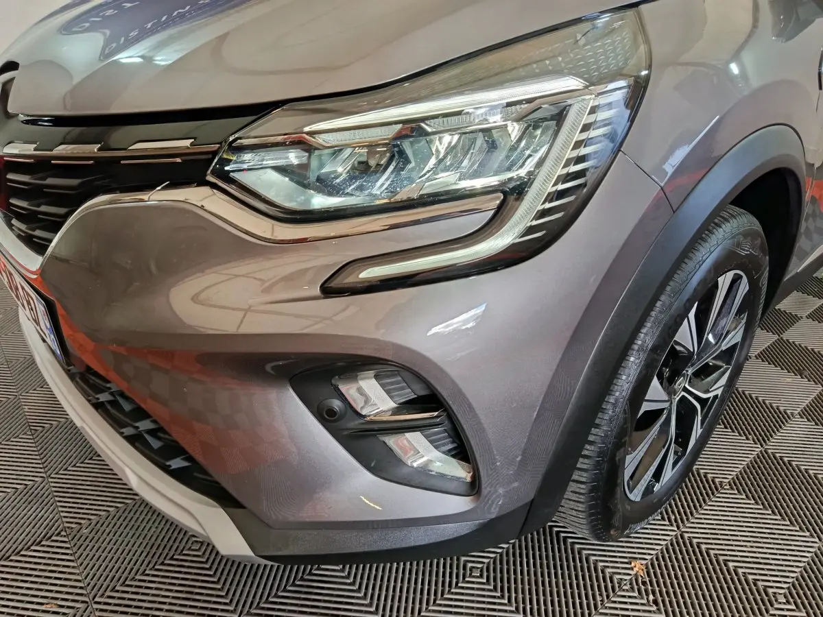 Gros plan sur l'avant droit gris foncé du Renault Captur 2024 avec phares LED et jante alliage noire.
