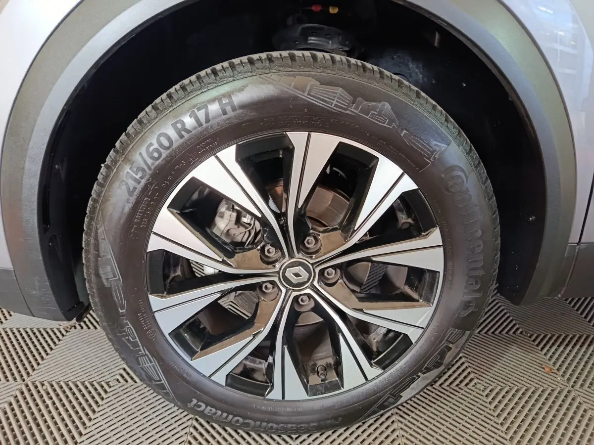 Gros plan sur la roue avant droite du Renault Captur gris foncé 2024 avec jante alliage au design moderne.