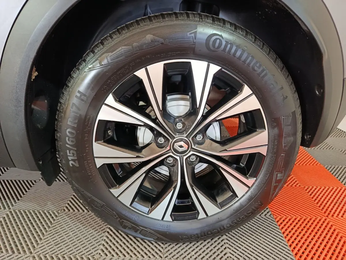 Gros plan sur la jante alliage bicolore et pneu Continental du Renault Captur gris foncé 2024 côté droit.