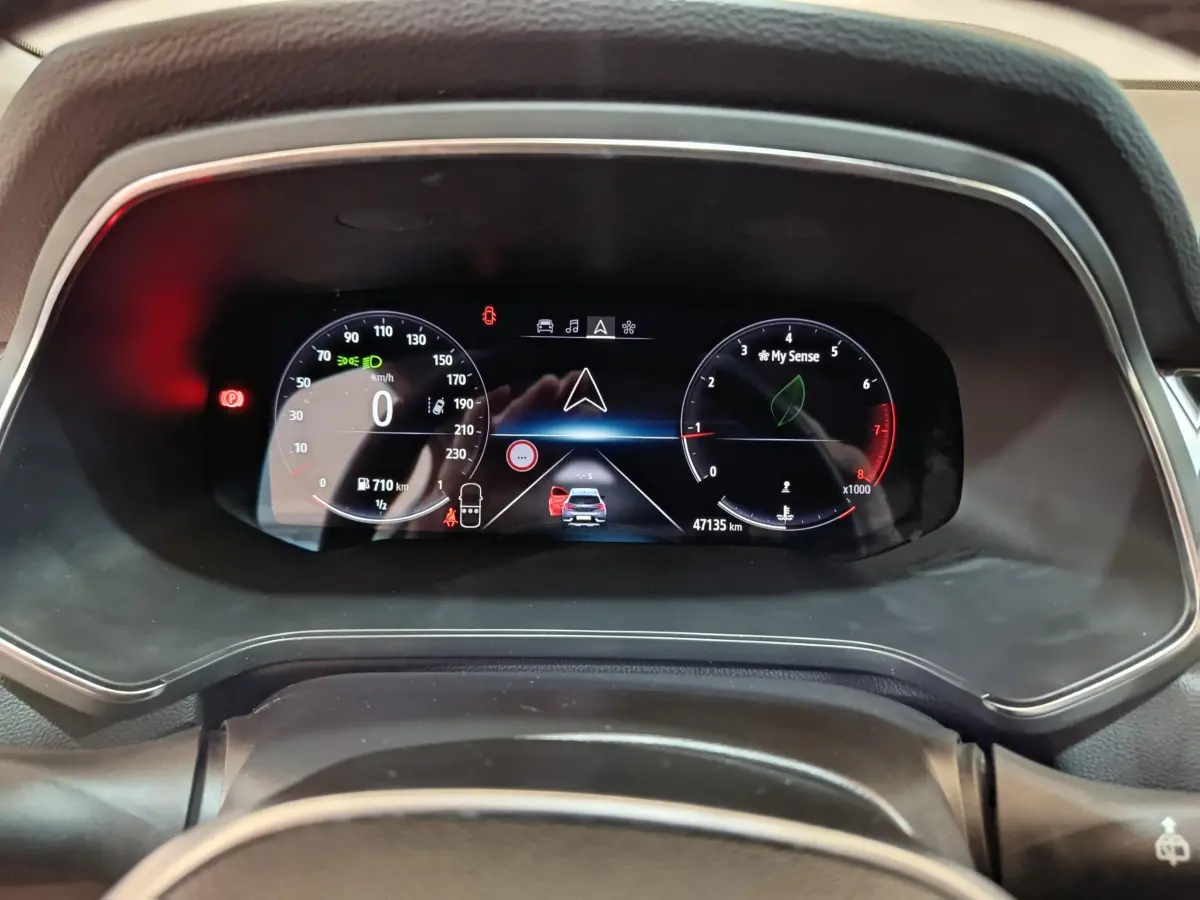 Vue rapprochée du combiné d'instruments numérique du Renault Captur gris foncé, affichant la navigation et les compteurs.