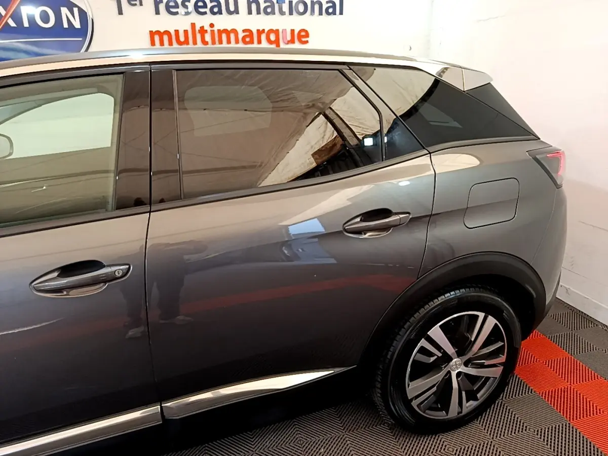 Vue latérale droite du Peugeot 3008 gris foncé, mettant en valeur les poignées de porte et la jante alliage arrière.
