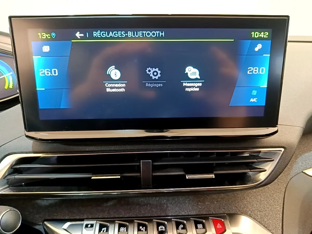 Écran tactile central du Peugeot 3008 gris foncé 2022 affichant les réglages Bluetooth et climatisation.