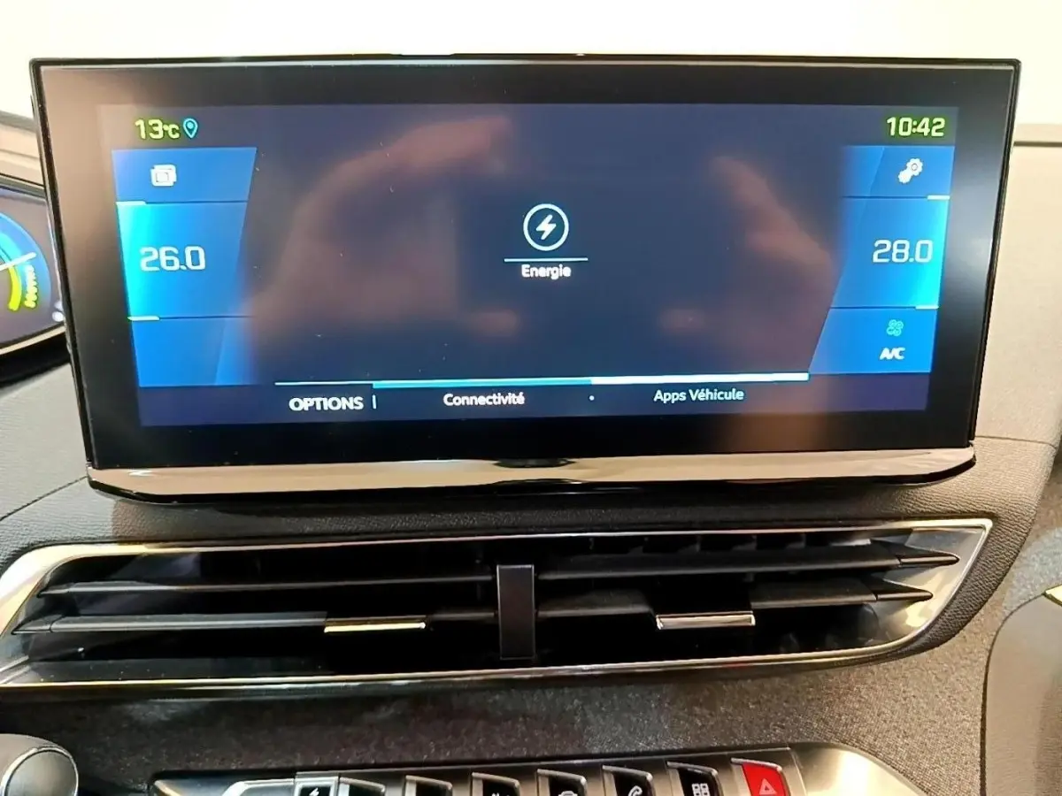 Écran tactile central affichant la gestion d'énergie et climatisation, intérieur moderne du Peugeot 3008 gris foncé.