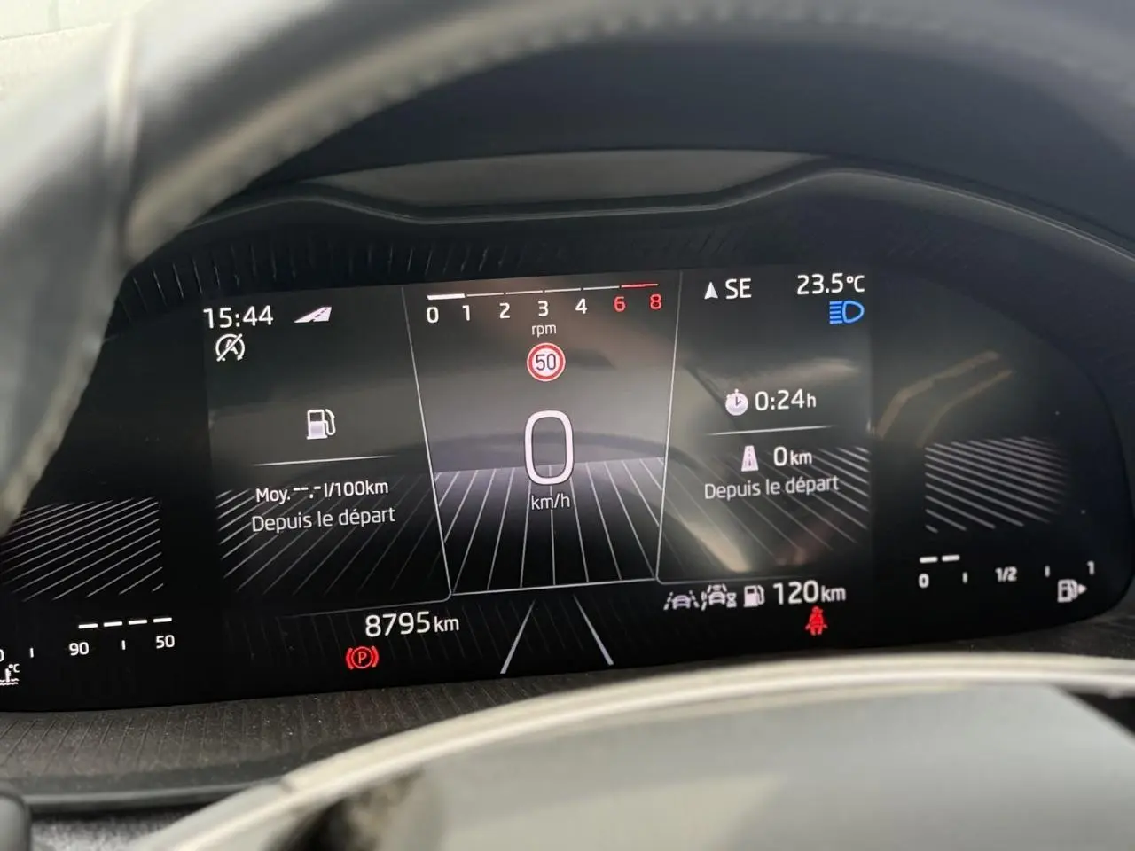 Vue rapprochée du tableau de bord numérique de la Skoda Scala TSI 116 gris graphite, affichant la vitesse à 0 km/h.