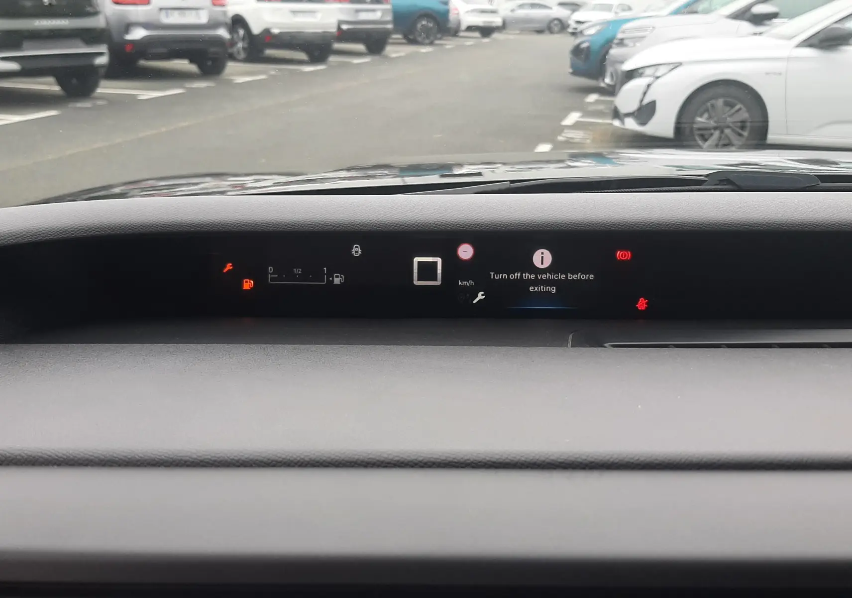 Tableau de bord numérique de la Citroën C3 2025, affichage central avec alertes et vue partielle du pare-brise.