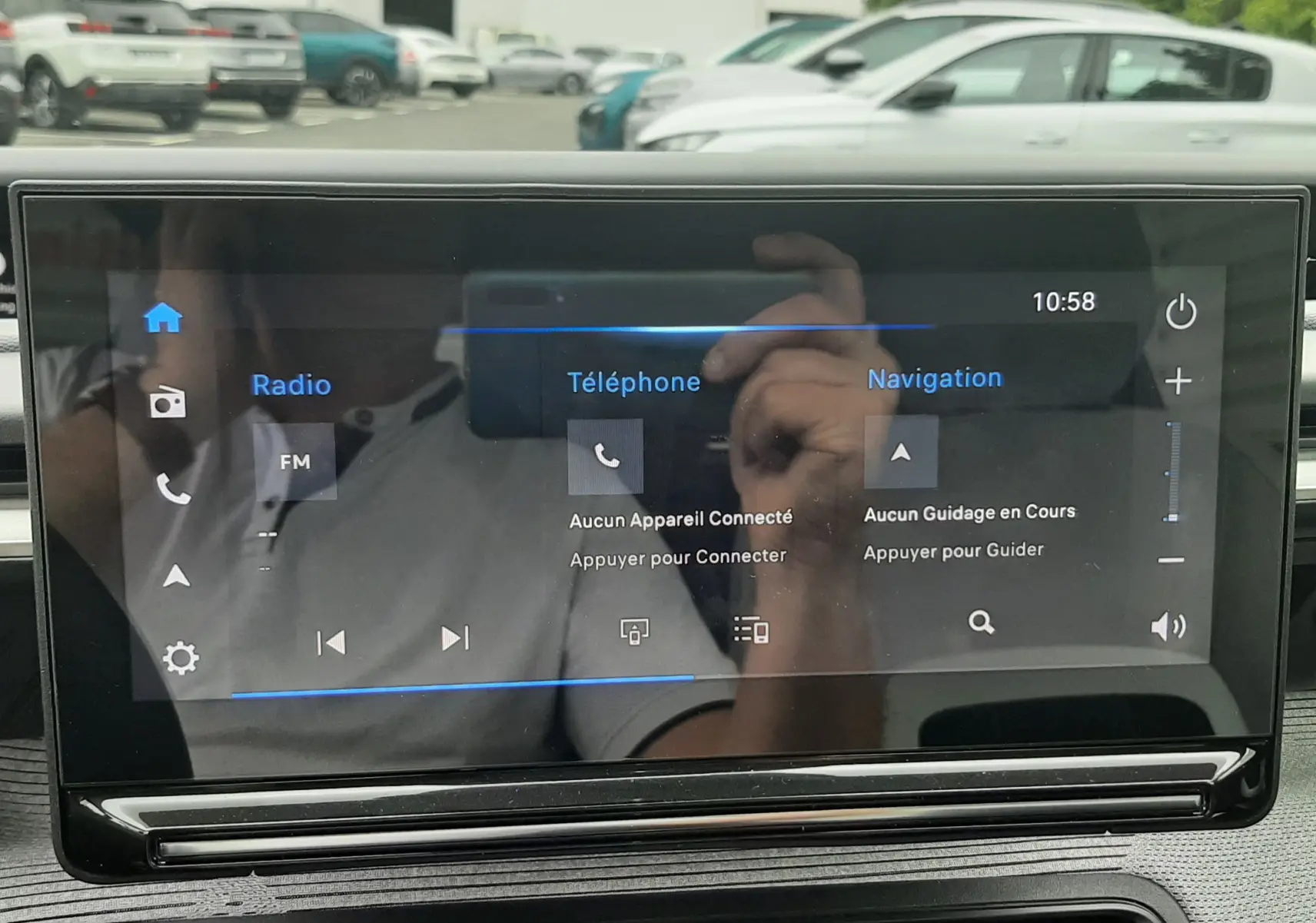 Écran tactile central de la Citroën C3 2025 affichant les options radio, téléphone et navigation, intérieur noir.